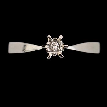 RING, 18 k vitguld med diamant 0.02 ct WSI, 1900-talets andra hälft. Total vikt ca 2 gram.