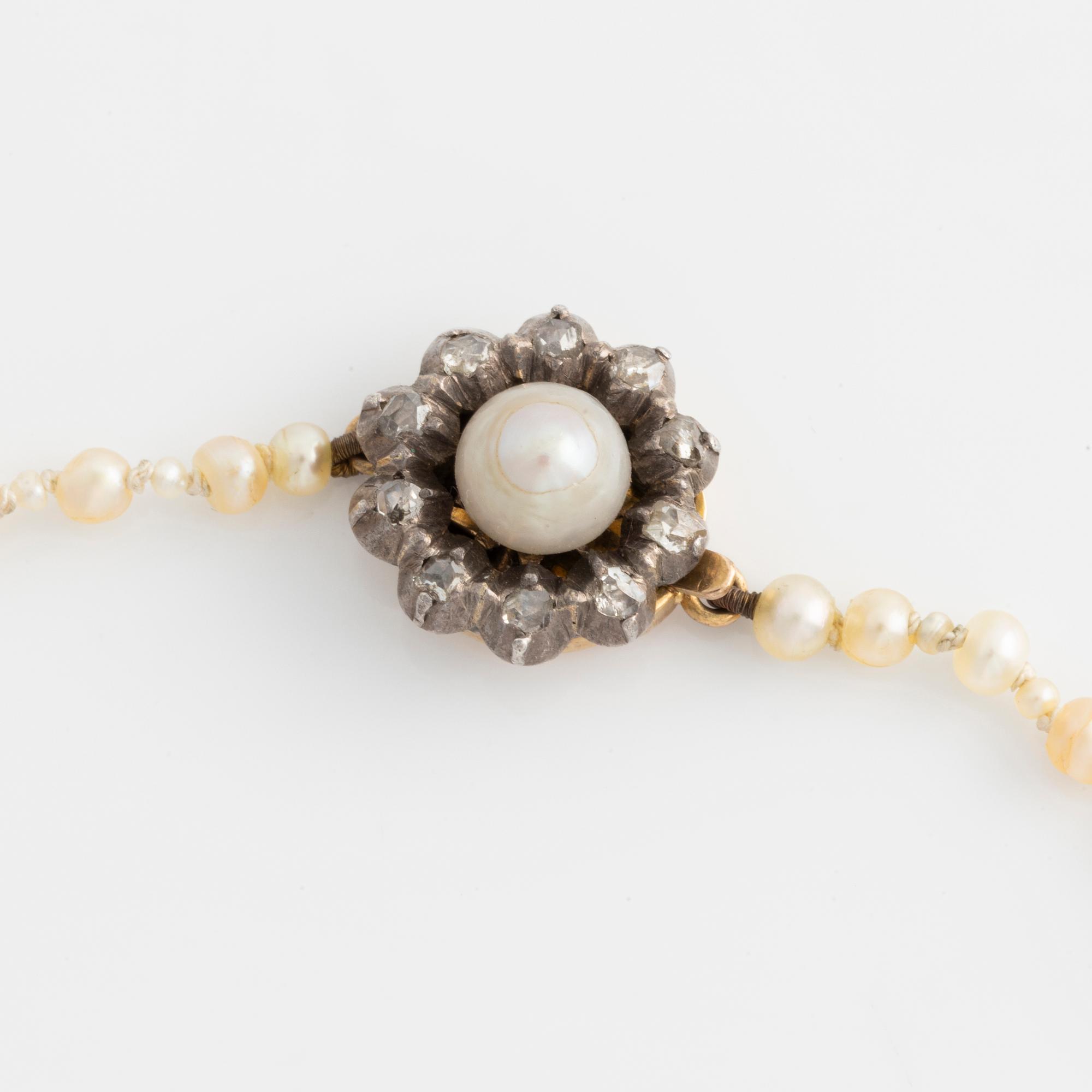 Pearl necklace, with graduated pearls.