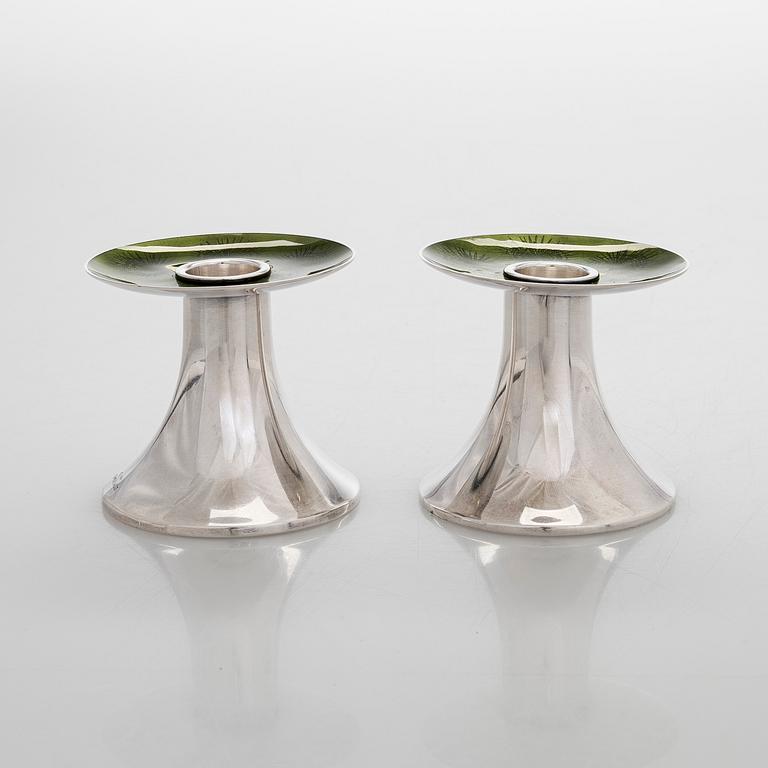 Eva Hidström, kynttilänjalkapari, sterlinghopea, emali, Kultakeskus, Hämeenlinna 1969.