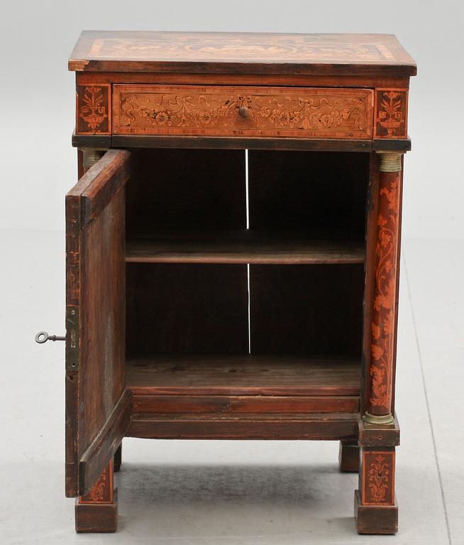 An Italien late 18th century chamber pot cupboard.