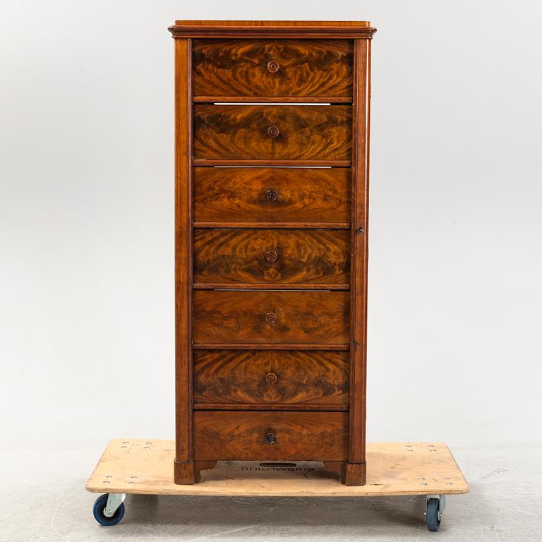 A walnut veneered tallboy dresser, end of the 19th Century.