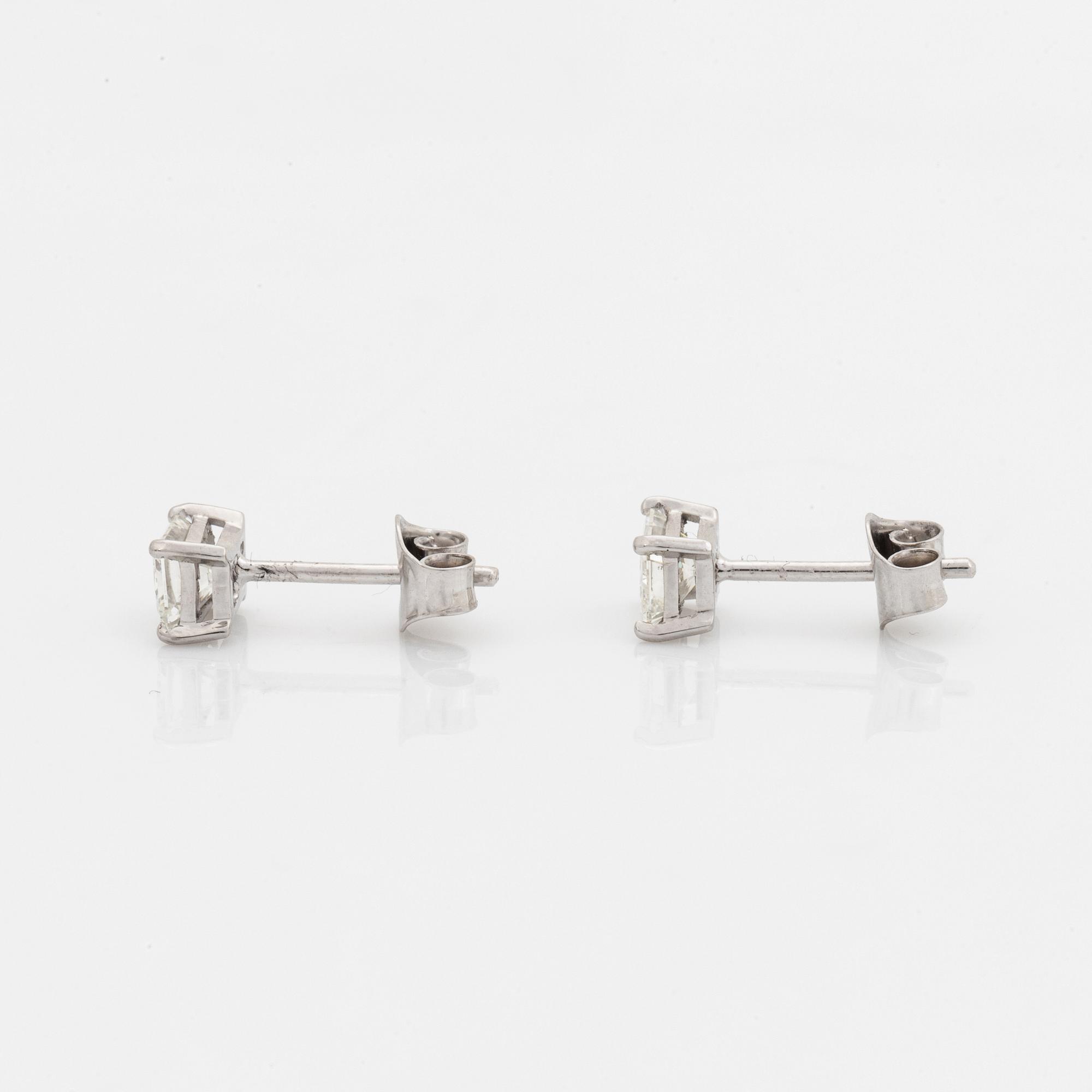 Örhängen med radiantslipade diamanter totalt 1,01 ct, med GIA dossier.