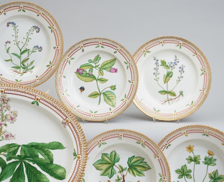 A set of 13 Royal Copenhagen 'Flora Danica' dinner plates, Denmark, 20th Century.