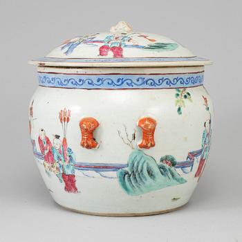 URNA med LOCK, porslin. Qingdynastin, sent 1800-tal.