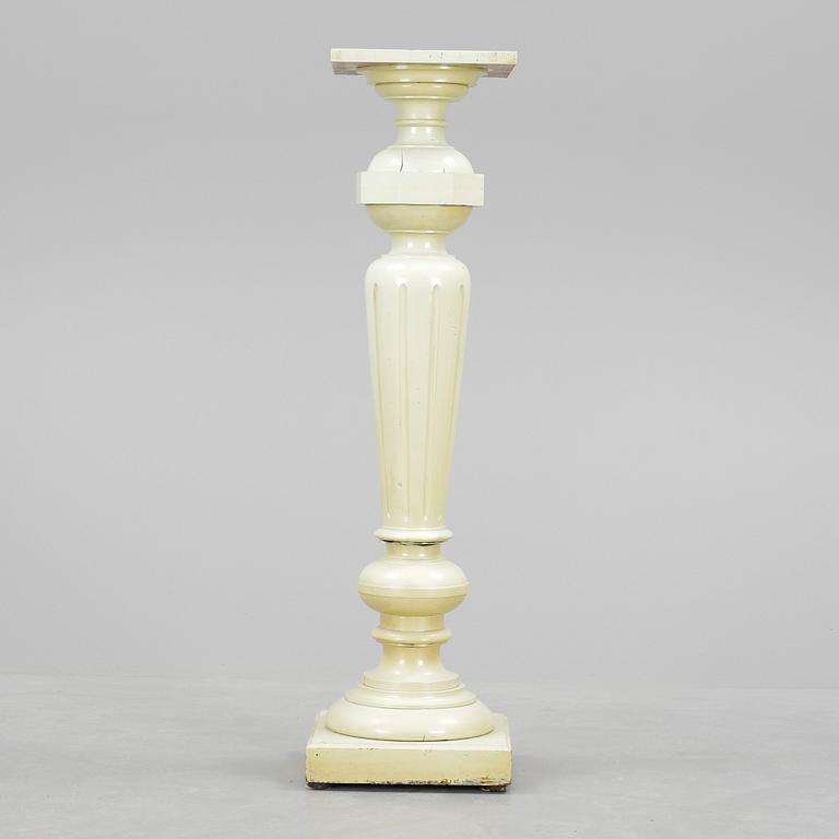 PIEDESTAL, nyrenässans, sent 1800-tal.