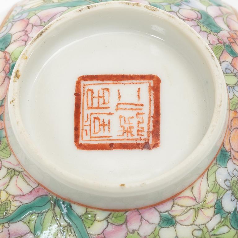 Skålar, två stycken samt skålfat, porslin, Kina, 1900-tal.