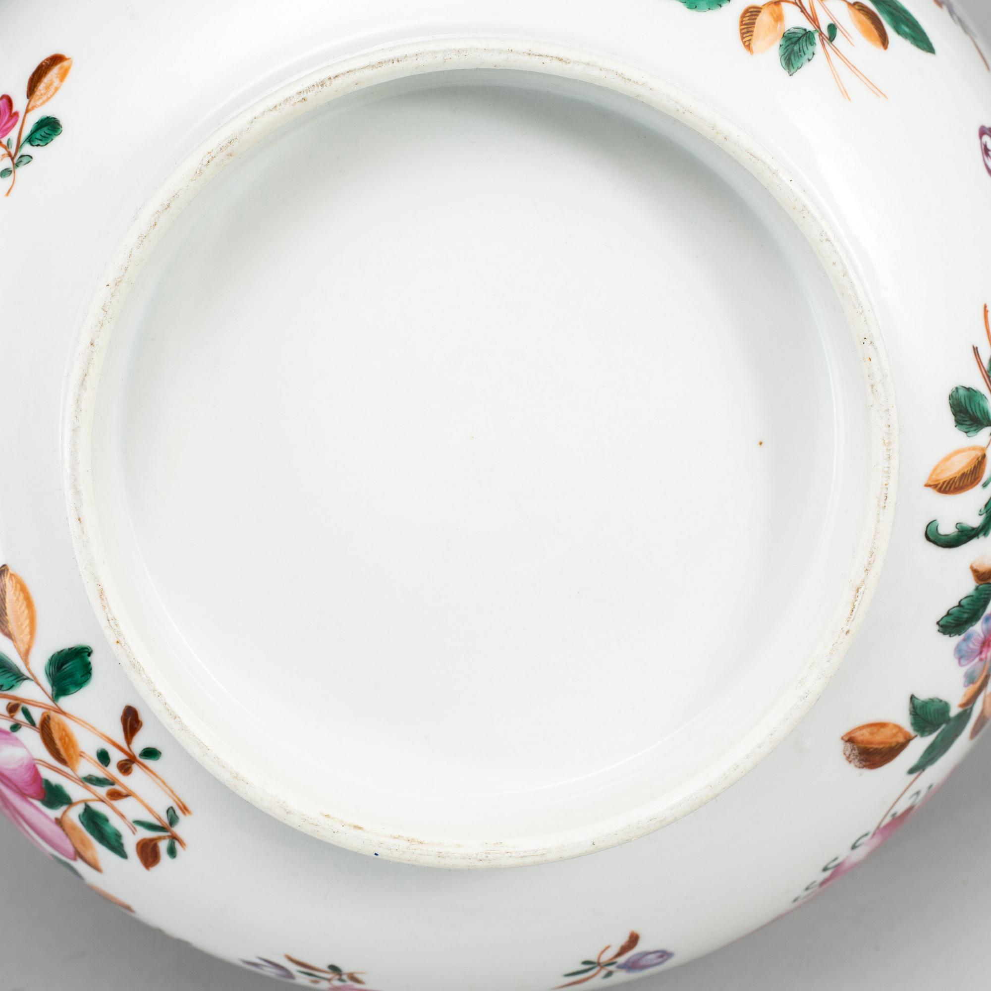 A famille rose punch bowl, Qing dynasty, Qianlong (1736-95).