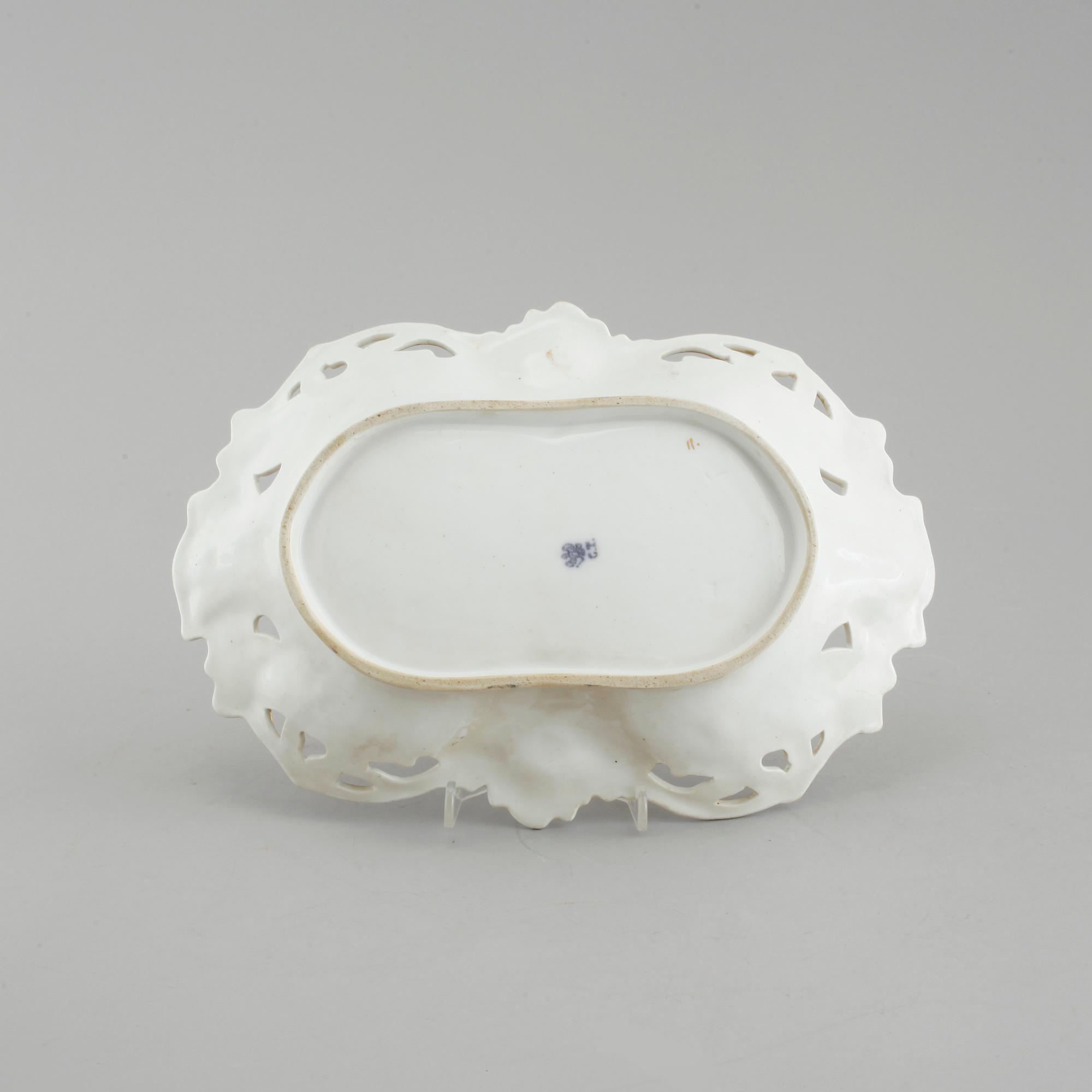 UPPLÄGGSFAT, porslin, C. Tielsch & Co, märkning använd mellan 1870 - 1900.