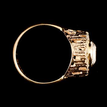 RING, 18 k guld, 1949, med vit sten. Vikt ca 7 gram.