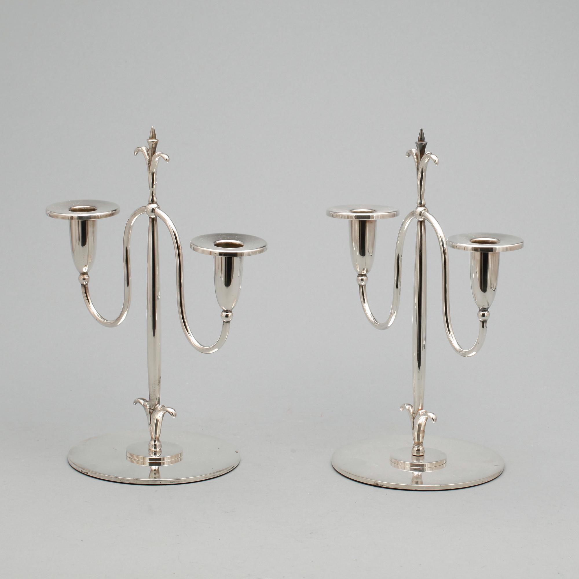 LJUSSTAKAR, ett par, nysilver. C.G Hallberg, Stockholm, 1900-talets första hälft.