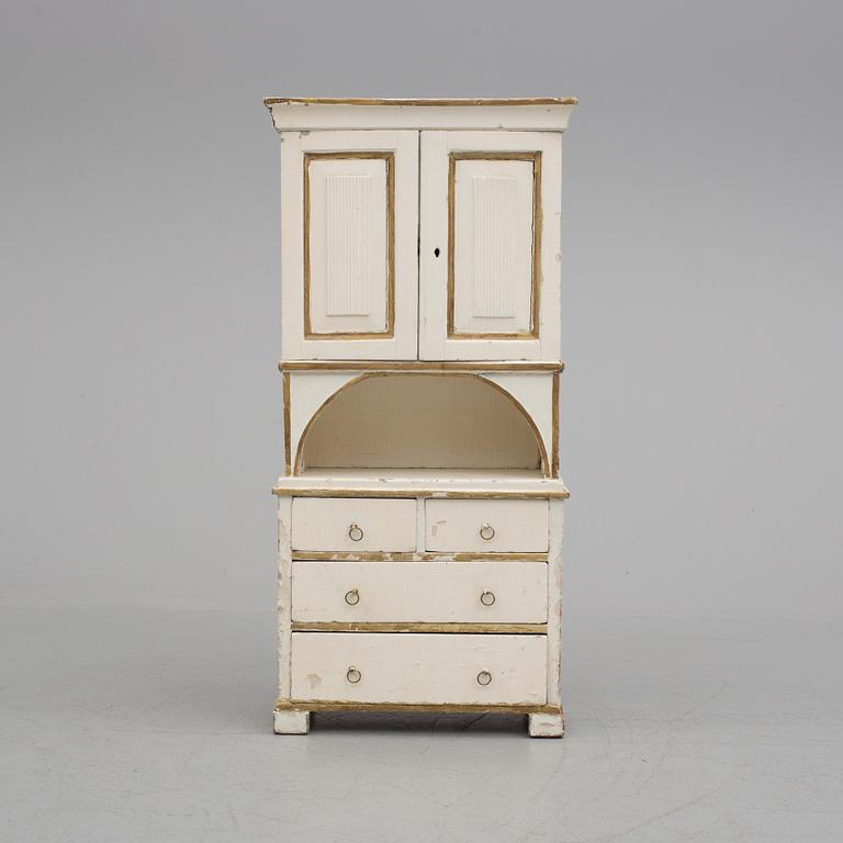 A children's cabinet from the second half of the 19th century.