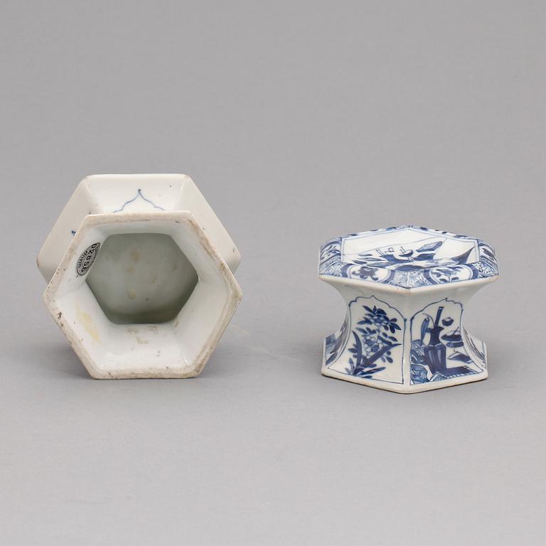 SALTKAR, ett par, porslin. Qing dynastin, Kangxi (1662-1722).