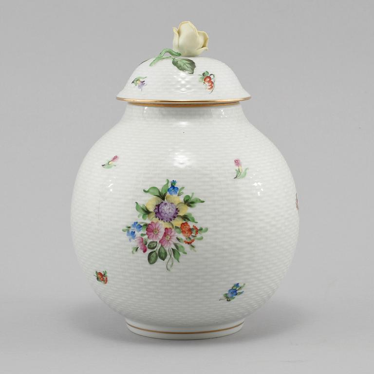 LOCKURNA, porslin, Herend, Ungern, 1900-talets andra hälft.