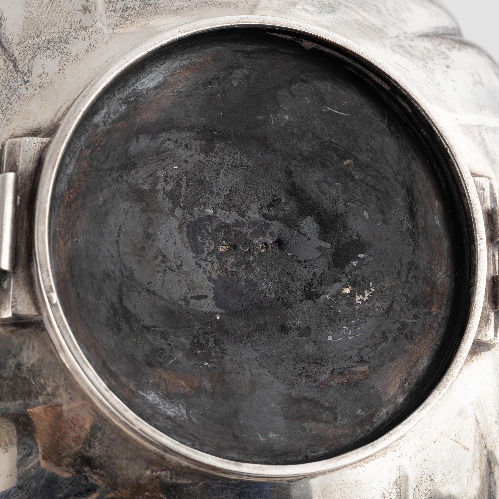 Tekanna med rechaud, gräddsnipa och sockerskål, silver, Stockholm 1918-1920. Rokokostil.