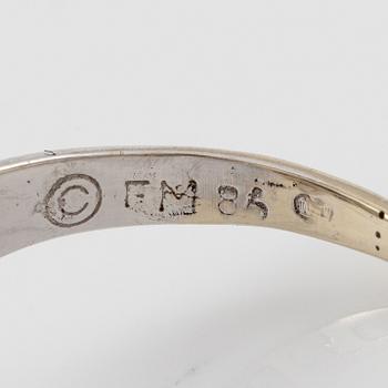 Ring 18K white gold with dark sapphires, pear-shaped and brilliant-cut diamonds.