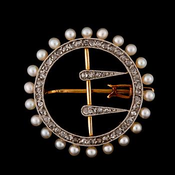 BROSCH, guld och platina med rosenslipade diamanter tot ca0,35ct enl uppg och pärlor. Tidigt 1900-tal. Vikt 4,2g.