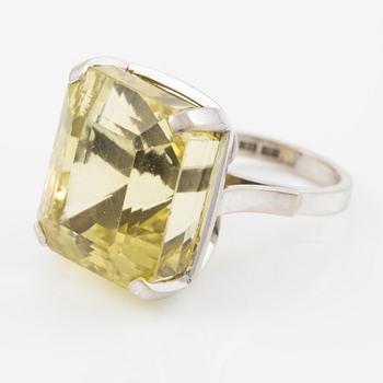 Ring 18K white gold with lime-coloured step-cut quartz.