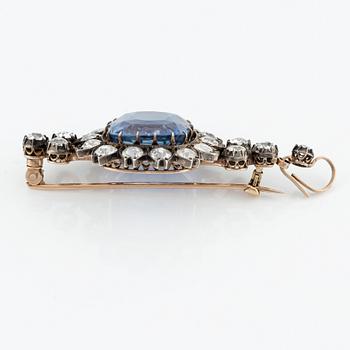 An gold and silver brooch/pendant with a sapphire and old-cut diamonds.