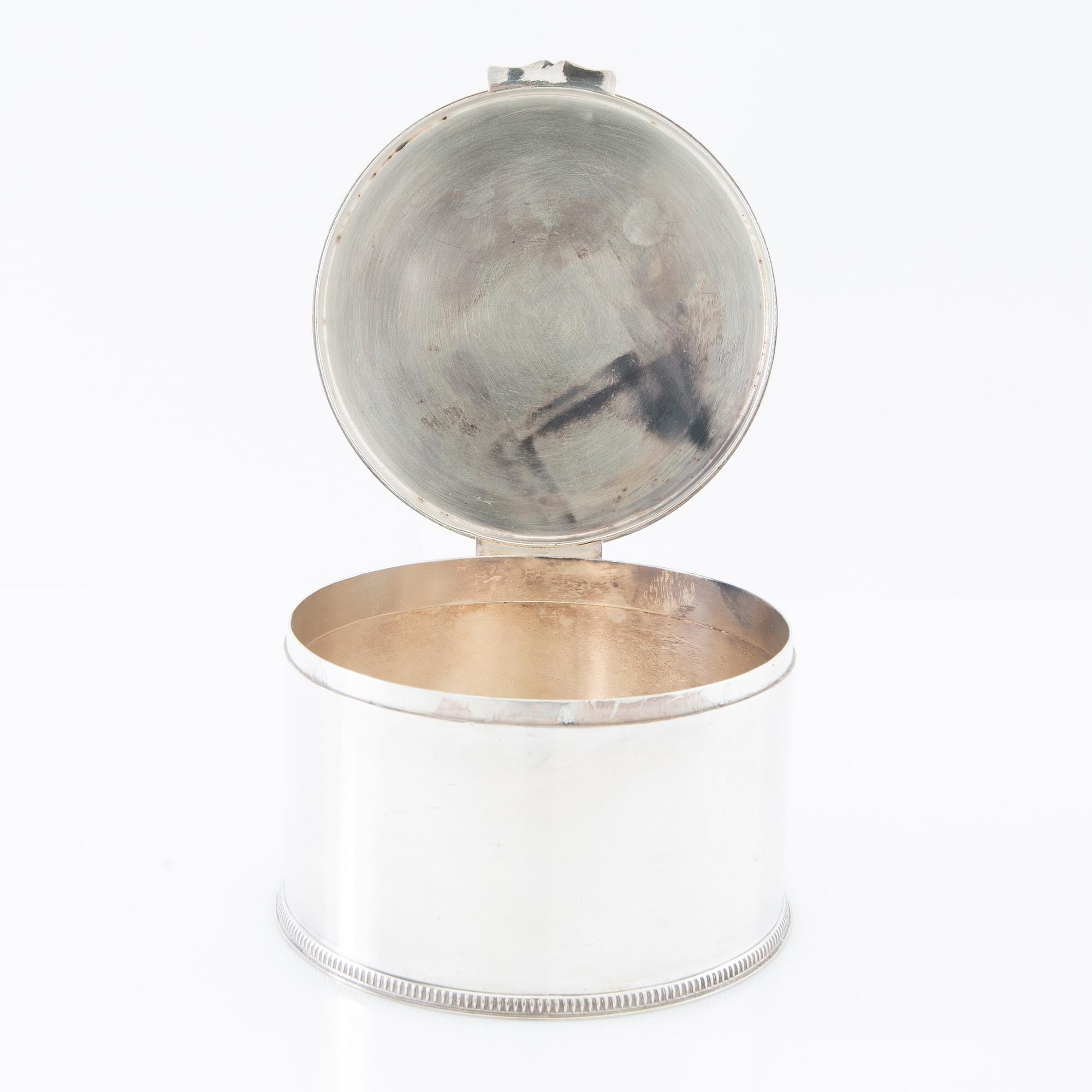 Sugar bowls 4 pcs in the Gustavian style, silver plate, and a box with a lid by Mappin & Webb.
