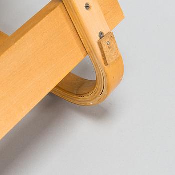 Alvar Aalto, hatthylla/ klädhängare för O.Y. Huonekalu-ja Rakennustyötehdas A.B, 1900-talets mitt.