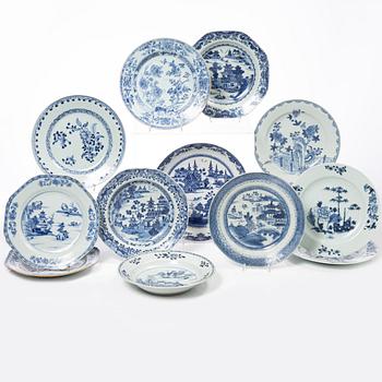 A group lot of 12 blue and white Chinese Export dishes, Qing dynasty, 18th century.