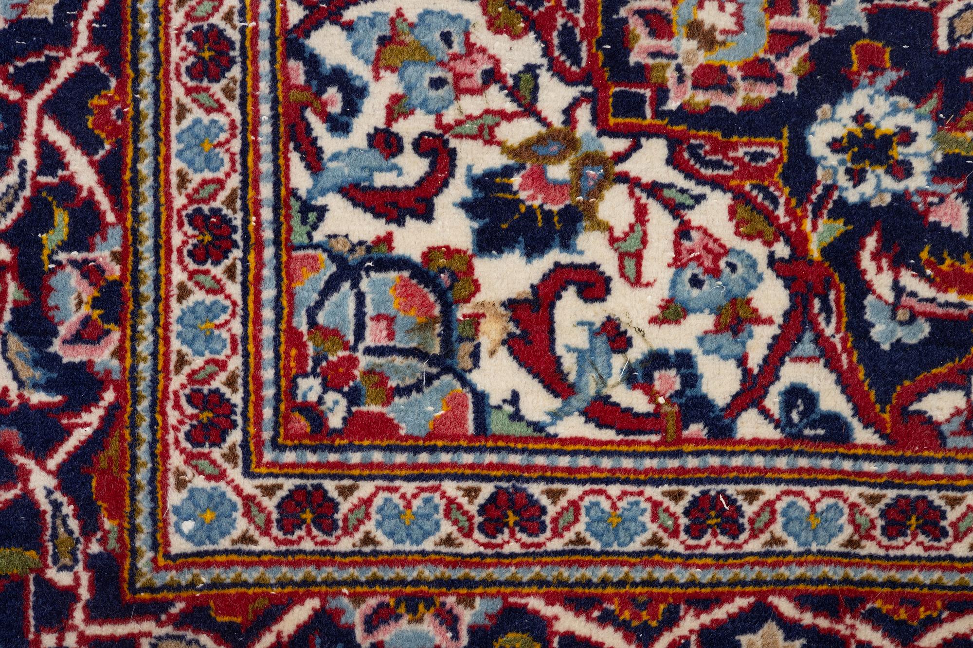 A Kashan carpet, c. 309 x 202 cm.