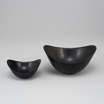 GUNNAR NYLUND, two stoneware vases and two bowls, Rörstrand, Sweden.