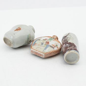 Snusflaskor, tre stycken, poslin. Kina, 1900-tal.