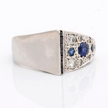 RING 18K whitegold sapphires and brilliant-cut diamonds approx 0,50 ct.