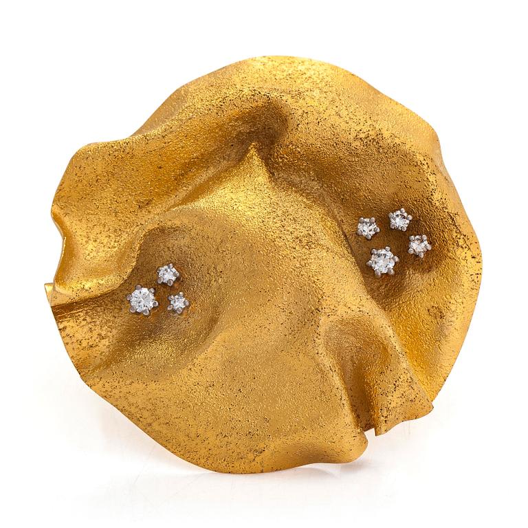 Lotta Orkomies, an 18K gold brooch, with brilliant-cut diamonds totaling approximately 0.79 ct. Tillander, Helsinki 1972.
