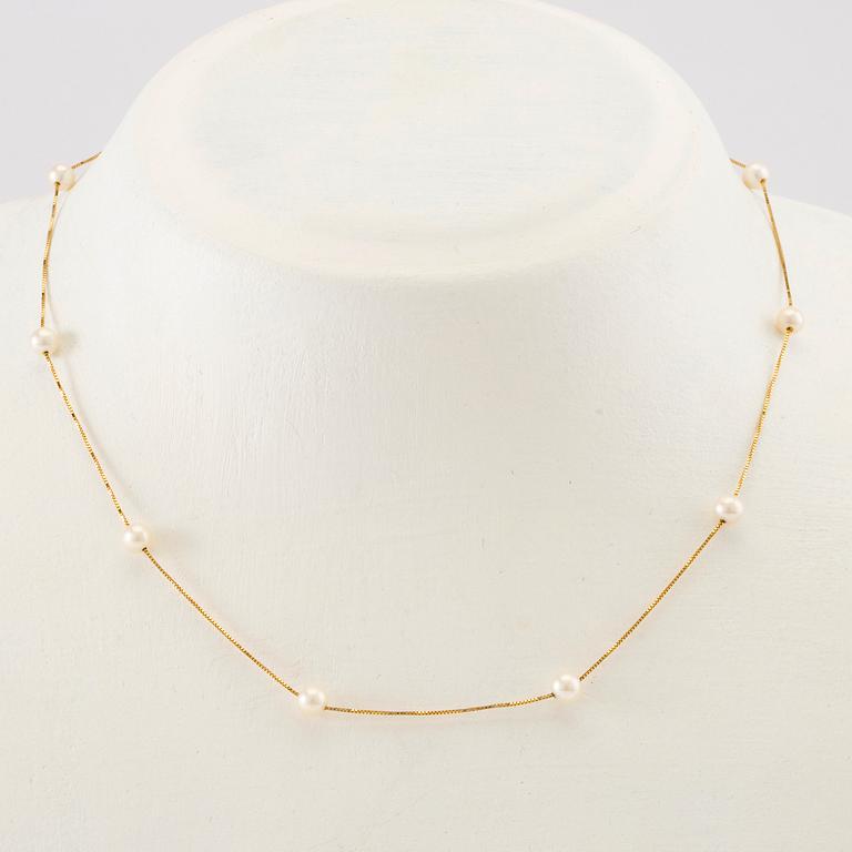 Necklace 18K gold and cultured pearls.