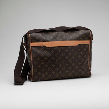 LOUIS VUITTON, a Monogram canvas messenger bag.