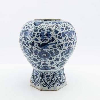 Urna, Delt, fajans, 1700-tal.