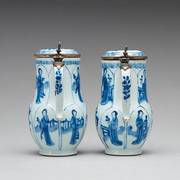 A pair of blue and white tankards, Qing dynasty, Kangxi (1662-1722).