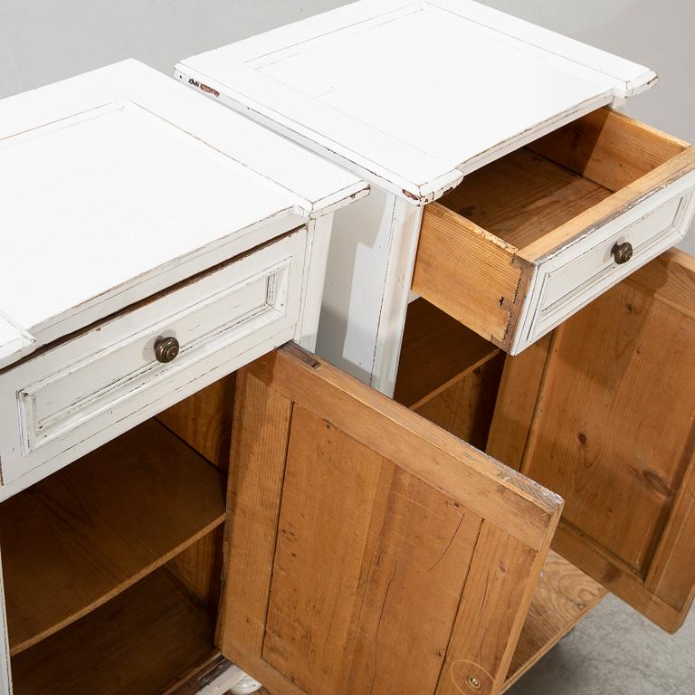 SÄNGBORD, ett par. Modern tillverkning.