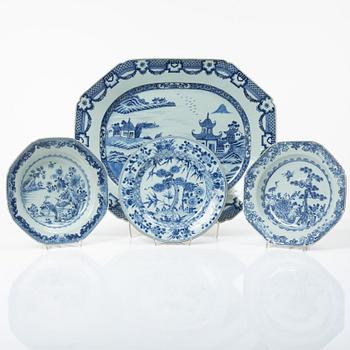 Stekfat samt tre tallrikar, kompaniporslin, Kina, Qingdynastin, 1700-tal.