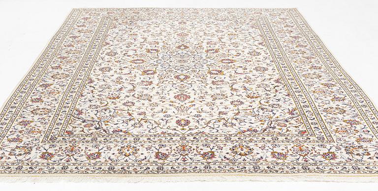 A carpet, Kashan, ca 339 x 240 cm.