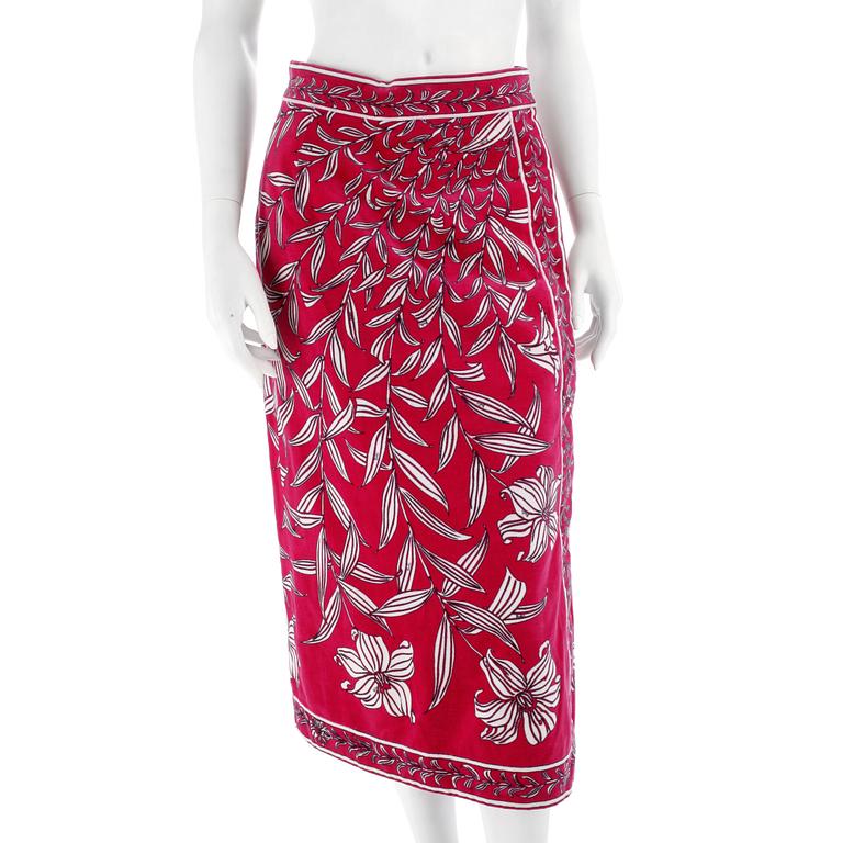 EMILIO PUCCI, a pink velvet skirt, size 40.