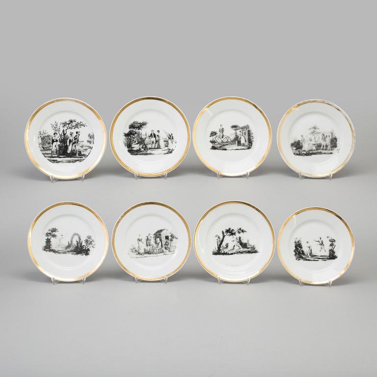 A SET OF EIGHT ENGLISH PORCELAIN PLATES, first half of the 19th century.