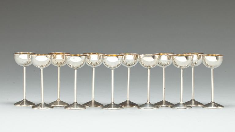 PUNSCHGLAS, 12 st, silver 800/1000, Tyskland, 1900-tal. Total vikt ca 400 g.