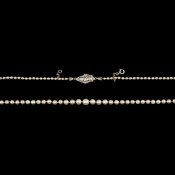 1047. COLLIER, orientaliska pärlor, 5,2-2,2 mm, lås med små diamanter.