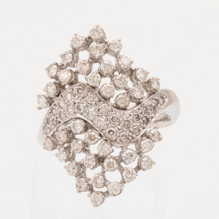 An 18K white gold ring set with round brilliant cut diamonds.