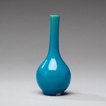 A turquoise glazed vase, Qing dynasty (1644-1912).