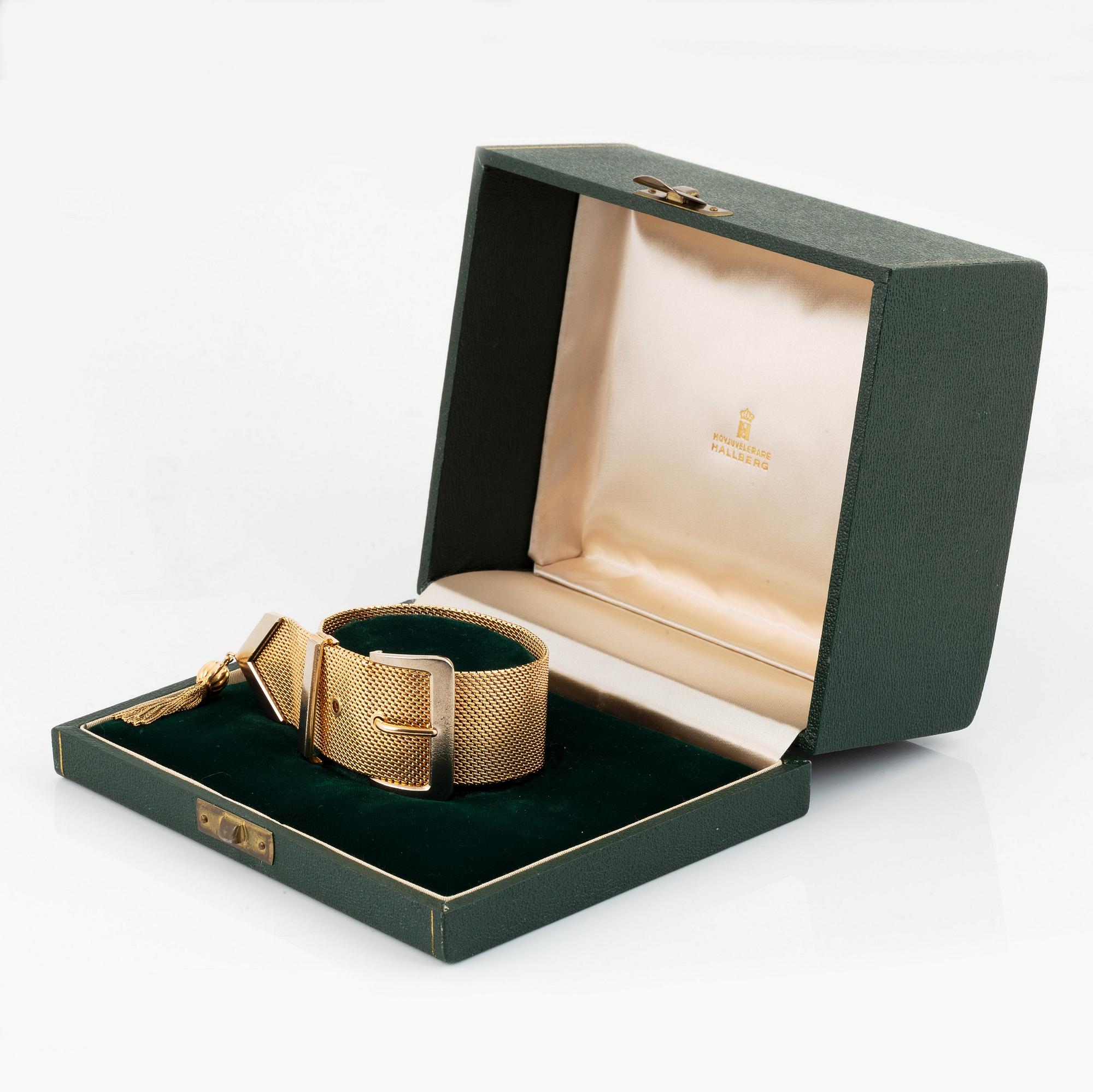 An 18K gold bracelet.
