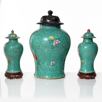 A three-piece garniture, Qing dynasty, 19th century.