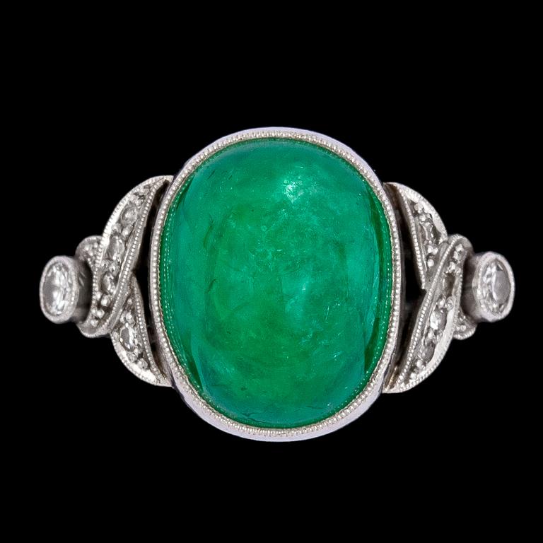 RING, cabochonslipad smaragd med briljant- och åttkantslipade diamanter, tot. ca 0.20 ct.