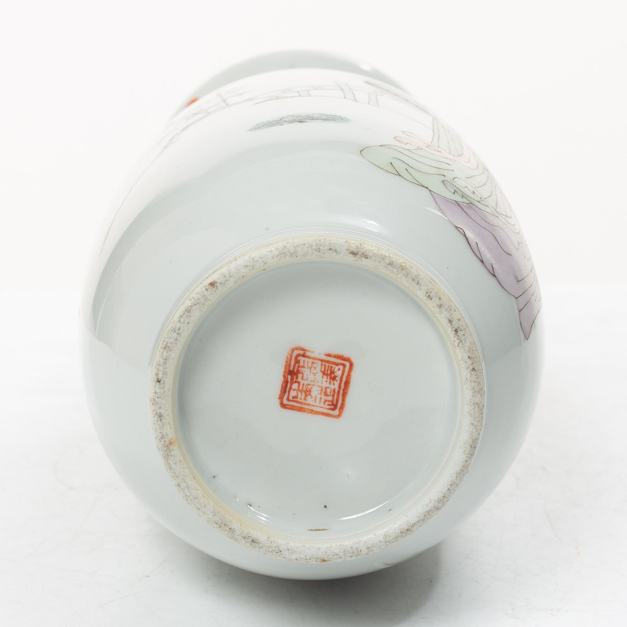 A Chinese porcelain vase, 20th century.