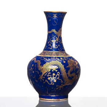 A Chinese blue glazed dragon vase, late Qing dynasty/early 20th Century.