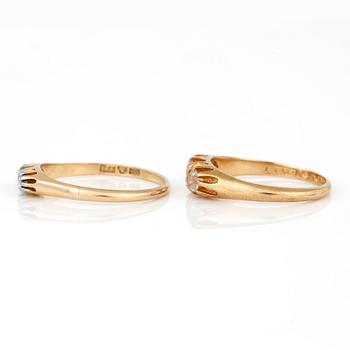 RINGAR, 2 st, med briljantslipade diamanter samt syntetiska vita spineller, G Dahlgren & Co, Malmö, 18K guld.