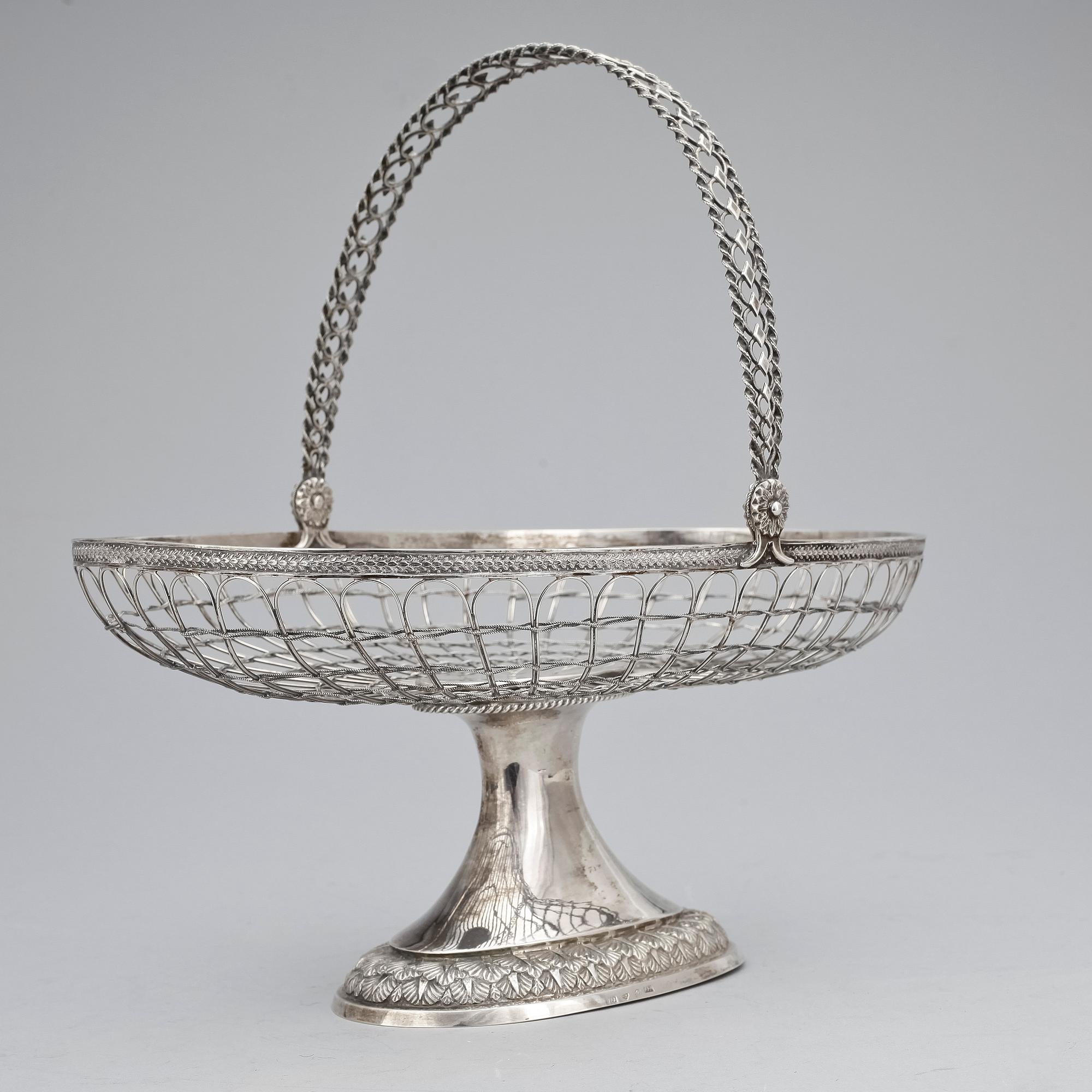 FRUKTKORG, silver, otydliga Svenska stämplar, 1800-tal. Vikt ca 536 g.